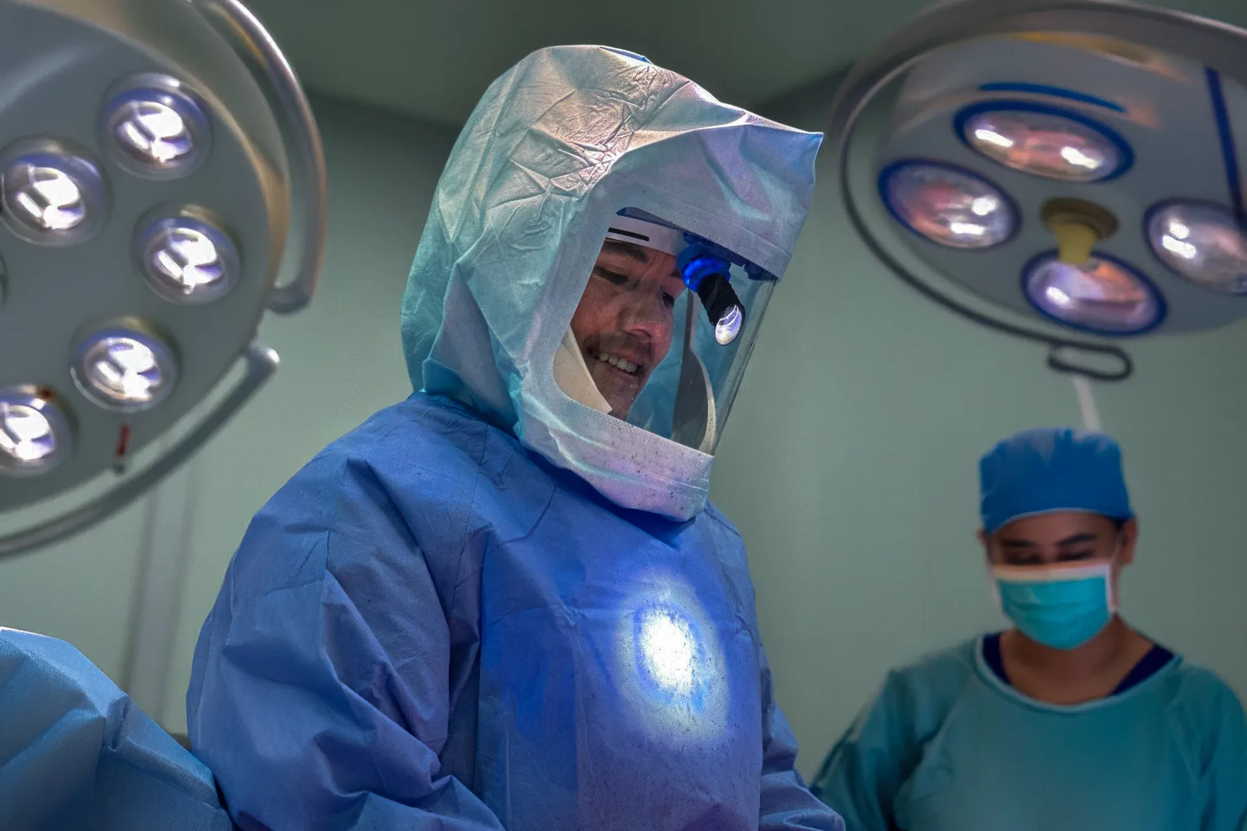 Dr. Galvis sonriendo en el quirófano