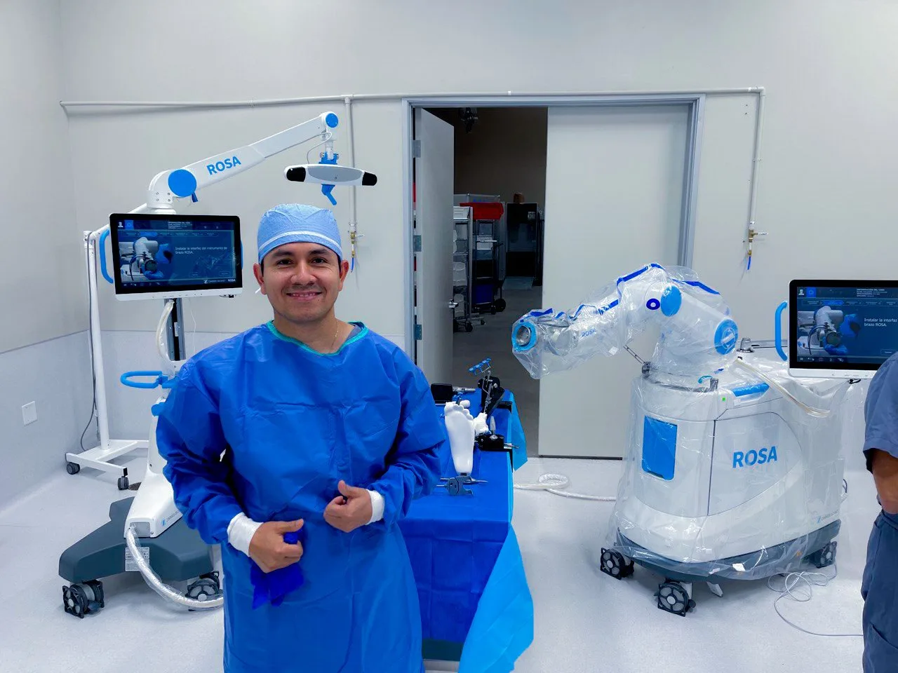 Dr. Galvis junto al sistema robótico ROSA